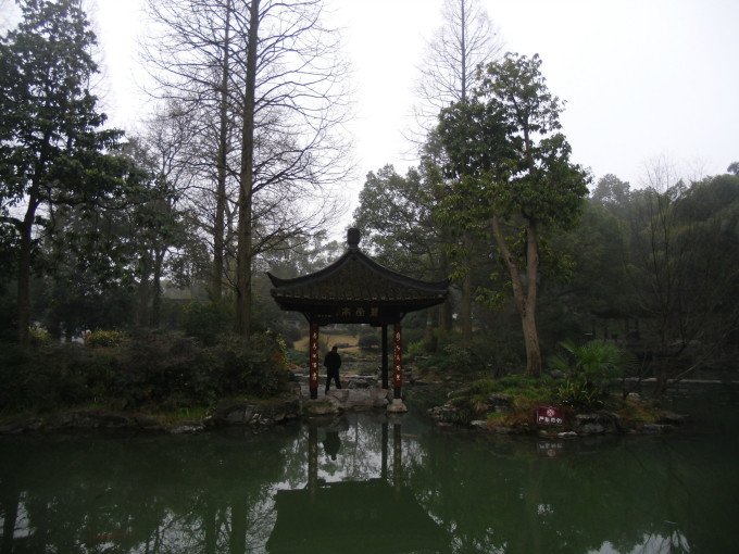 附近几个省份都玩遍了,一直很想自助游去华东那边玩玩,出发前三四个月都有留意那边酒店和相关的景点攻略,不过一直都没找到伴,直到出发前四天才最终决定去,然后就是一轮忙碌,写计划,买火车票,订酒店,就跟现在写游记一样,忙碌到凌晨三四点,不过不知疲惫,想到去的话心里就无比兴奋。 --> 1月27号出发,火车票还不难买,然后又抢了2月8号的回程票,酒店也都抢了如家的99元风暴房,太划算了,为我们的旅费省下了一大笔。不过因为唯有