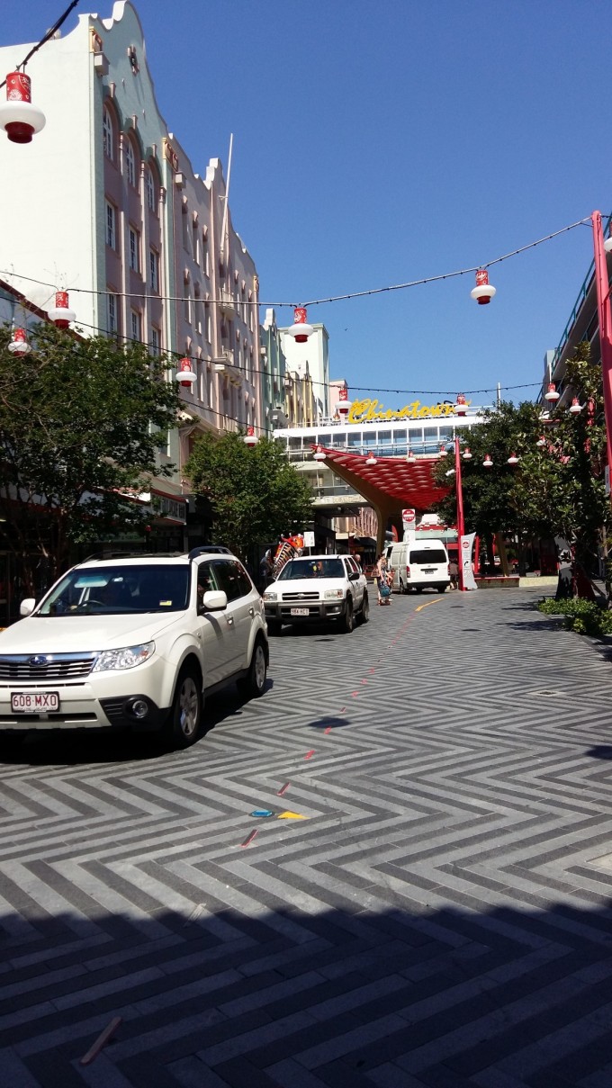 大堡礁,一早吃完早餐到码头乘船sunlover,原本打算走过去的,因为酒店到码头就20分钟的行程,但由于我们做早餐花了不少时间所以被逼开车去,码头有停车场,一天只能停十小时,1.2元一小时。所以停车费也不少了。今天大风大浪,我们都吃好晕船药上船,九点半开船,果然风浪真不简,大摇大摆,很多人很快就招架不住,纷纷倒下,整一船舱满满的呕吐声,想想都恶心,我看着也是醉了,但出奇的是,我一切安好,很精神还上窜下跳的,还跑出甲板上拍照,自拍,天气很好,蓝天白云,与碧绿的大海招相互应,美呆了,虽然一个人自拍自娱,但还是