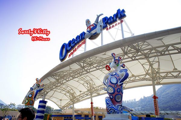 下面说过关 我们住深圳上梅林地铁站附近,7点20出酒店,坐地铁大概20分钟就到了福田口岸,给导游打电话找到团队位置,确认信息之后就是等待出发,我们买的淘宝送关真的很好,我担心的不守时根本没有发生,不到8点导游就带着我们出发了。当时口岸排队的还没有多少人,第一道关只等了不到5分钟就进去,入关的时候其实也就排了不到30分钟就顺利过关了。建议大家能早出门尽量早出门,可以赶在大部队到来前过去。而且最好选择工作日入港,周末会更加恐怖。 深圳福田口岸通关时间:06:3022:30(每天) 我们L签,必须买送关,淘宝买