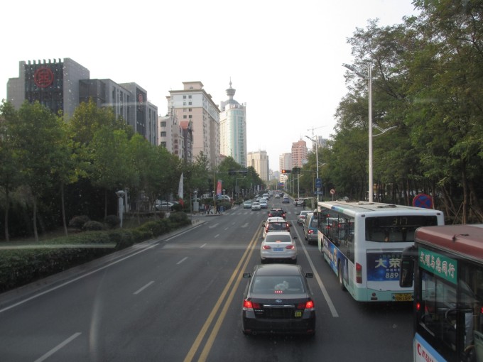 今天天气预报是多云实际是晴,气温16-22度,西南风3-4级。早晚有些雾。 崂山仰口风景区:仰口游览区位于崂山的东北部,以仙山宫殿和海湾沙滩景观为主要特色。这里群峰峭拔,争奇斗异,翠竹青松里掩映着海上宫殿太平宫,悬崖峭壁下隐藏着奇洞怪石。仰口海滩宽阔平展,沙质优良,海水澄碧,是理想的海水浴场。这里还是观日出的好地方,在有名的狮子峰巅可欣赏动人的奇观狮峰宾日,在峰下则可仰观迷人的胜景狮岭横云。游客可乘坐仰口索道,观天下第一寿之雄伟,览海天一色之廖廓。 我们在火车站南门对面游客中心乘温馨巴士都市