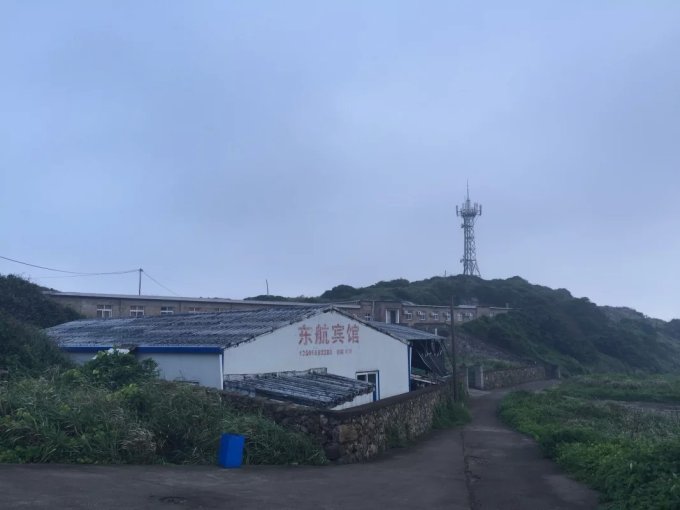 自驾车大概40分钟,到了码头车渡过去,70元/车来回,石林门票40元,可以从淘宝买8折,然后去花岙山庄验证码验一下,再上山。最晚回来的船是5:15,也可以住在石林,就是花岙山庄里,住宿条件就是一般。 5点左右,我们就从码头准备回石浦晚饭,在等船渡的时候我们给力的同事发现了渔民捕回来的海鲜,然后买了一堆让我不是生在海边的人觉得超便宜。5元一只的青蟹,3元一斤的梭子蟹,10元一斤的豆腐鱼、小昌鱼还有红虾、小墨鱼,这么多只花了85元。然后就在码头附近的一家小店让店家帮忙加工,善良的店家一直怕我们吃不完,最后我们
