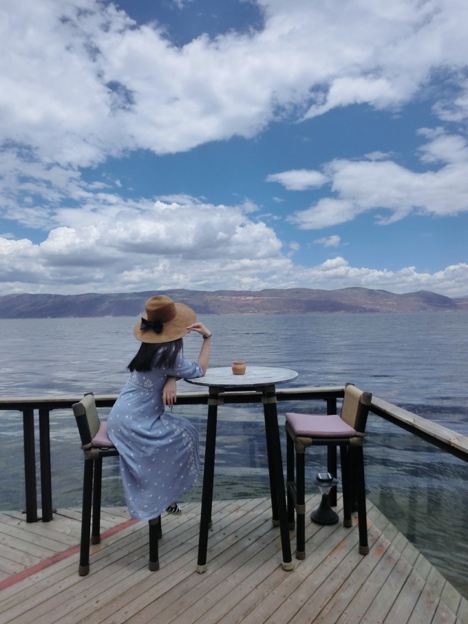海云栖海景度假酒店,地址和电话也在一开始的图片上,我必须得说,这个酒店简直太棒了,我们住的是270度海景房,其实我们两个姑娘住有点可惜了,应该是情侣住的,非常的有感觉,价格是1650返利了165,去了之后知道如果打电话直接订购还可以便宜100元,所有大家如果有想去的话就打我图片上的电话,他家也有普通间和普通的海景房,价格会相对便宜些,我是在艺龙上定的,所有大家如果想去可以提前看看房型。闺蜜对这次出行唯一的要求就是想在洱海旁发呆,所以一定要满足呀,哈哈,之前也是选了好多的海景房,都不是很可心,