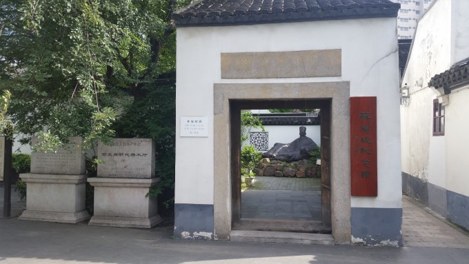 常州之行的第二日,早晨起来,心里想着,今天该出发到下一站淮安了,在搜索常州的百度地图时,看到县学街的尽头,沿着延陵西路,就是古常州历史有名的前北岸、后北岸历史文化街区,县学遗址的隔壁,那个基督教堂顶端尖尖的十字架,下面就会看到历史街区的道台府衙门,紧邻着赵翼故居,毫不犹豫,趁着上午的一两个小时,可以走走。 前北岸南通延陵西路(原东大街)。解放前,后河由此穿城出东门入运河。此处位于后河北岸,旧称北岸街。解放后后河填没,仍沿称旧名。后北岸东通县学街,因位于前北岸之后而得名。旧时此间处于白云溪沿岸,风景佳丽,明