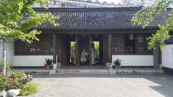 常州之行的第二日,早晨起来,心里想着,今天该出发到下一站淮安了,在搜索常州的百度地图时,看到县学街的尽头,沿着延陵西路,就是古常州历史有名的前北岸、后北岸历史文化街区,县学遗址的隔壁,那个基督教堂顶端尖尖的十字架,下面就会看到历史街区的道台府衙门,紧邻着赵翼故居,毫不犹豫,趁着上午的一两个小时,可以走走。 前北岸南通延陵西路(原东大街)。解放前,后河由此穿城出东门入运河。此处位于后河北岸,旧称北岸街。解放后后河填没,仍沿称旧名。后北岸东通县学街,因位于前北岸之后而得名。旧时此间处于白云溪沿岸,风景佳丽,明