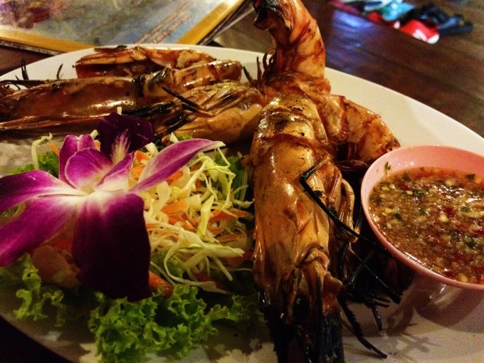 【第1家酒店】Rambuttri House 地址:323 Rambuttri Rd., Taladyod, Pronakhon 出行前在网上查了不少关于上岛的信息,普遍都推荐在机场8号口搭乘大巴,然后自行前往码头买船票上岛,可当时怕自己英文太烂误了车,于是在网上找了家车船联运的代理公司,从考山路发车。为了方便乘车,我直接挑了那家代理社附近的酒店Rambuttri House~ 酒店前台的服务是很热情的,不过房间的硬件真心不行啊,一进房门就是一股浓浓的霉味儿,想冲个澡还发现没有热水哎呀我也是醉了啊~