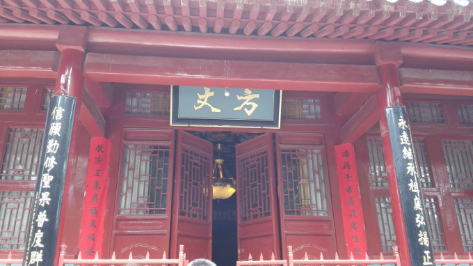 折返后又来到这个牌子出,这下我明白了,从这里可以去三皇寨但要下去,下去一直下去,然后再从新往上爬。(当然,这也是我后来不断地搜索网上曾经爬过的游客才得知的!因为也有游客以前犯错,没有坐少林索道,而是坐了嵩阳索道,然后沿着这条下去的路一直走到三皇寨,据说就是夫妻俩走了3、4个小时。。。。) 此时已经15点左右,我心想走就走吧,反正也就这条路了! 刚开始走还觉得挺有趣的,因为这条路有很多树荫,是在树林里的,而且比较原始,不会太人工化。结果没走多久,下面的游客都止步了,因为有人上来了,说从这里走下去到三皇寨还有