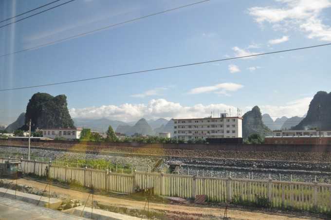 貴廣高鐵開通之後,一直到聽說路上的風景很美,自己就忍不住去了。路上的景色真的很美很值得。 不幸的是我買的兩張車票是BC座的(AF才是窗口位),都不是窗口的位置。好再隔壁的叔叔說可以和我們換位置。所以才欣賞到沿途美麗的景色。 雖然路上的景色,但是路上除了有美景,還有很多山洞,過的時候窗外都是黑黑的沒有風景,呆在車上會很無聊。而且我買的那趟車 到貴陽北站 要5個多小時。一路上坐得我累S了。 個人覺得最美的路程 是快到桂林和陽朔的路段,喀斯特地貌的風景。 不過可能是為了鐵路的建設好多山都被挖去一