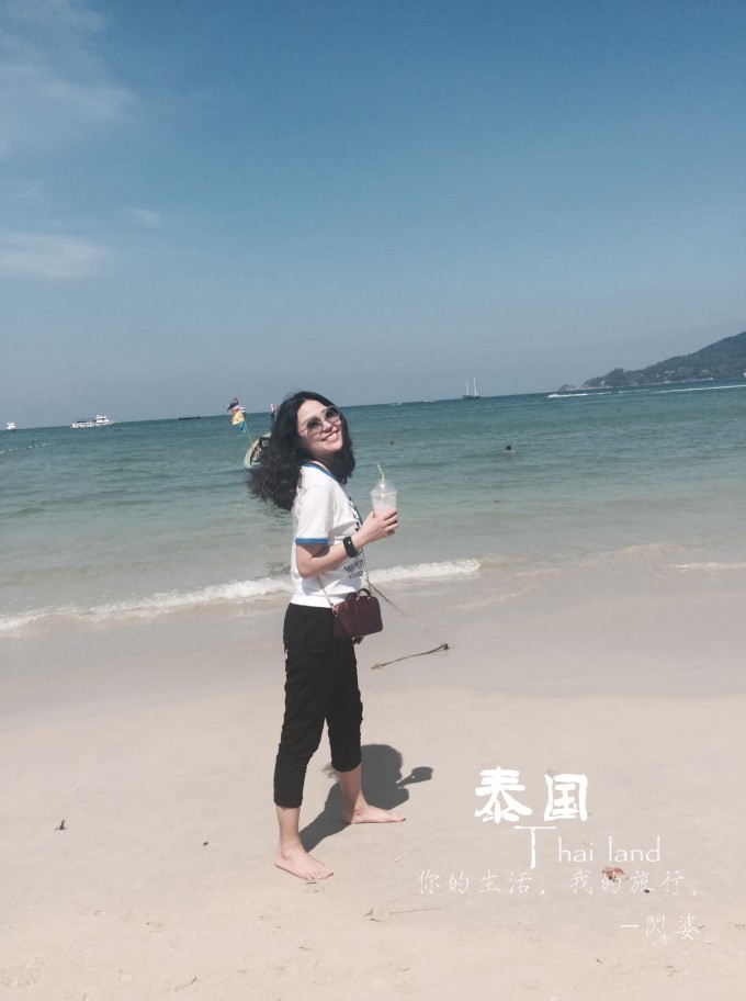 --> 为了节约旅行成本,在购买机票方面,没有选择直达航班,而是选择在郑州中转,飞往曼谷廊曼机场,再转机到普吉岛国际机场。 在中转的时候,一个不小心赶上了飞机晚点20多个小时的惨剧,如同晴天霹雳啊,机场工作人员给的解释是天气原因,可是郑州连一片乌云都没有,这太没有说服力了。更让人气愤的是,机场并没有给出明确的时间表,后续的行程根本没办法安排。只有等待,心情就这么被无情的摧残着。 不过还好,在机场遇到了几位长春的朋友,可能是因为人在外地,见到老乡格外亲切,再加上东北人的豪爽,很快就热络起来。并且在飞机晚点