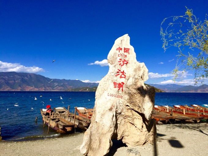起早摸黑拍了2天的婚纱照,累得不行,本来想着今天睡个懒觉,可是8点多听到海鸥叫海水声就又舍不得睡,又跑出去玩了。。。。 双廊跟热闹,白天都多人,在一家店买了鲜花饼吃,4个10元(后来才发现很贵)。 双廊很多地方在兴建客栈,所以觉得有点吵有点杂像工地,所以走着不是很感兴趣,走着走着就走到玉几岛路口,进去玉几岛是收费的,网上很多攻略有逃票攻略,可是估计售票的也看了攻略,完美破解了。。所以我们后来想着反正也没啥看的就不进去了。 从玉几岛出来,看到好多家银首饰店,都号称是无假货,挑了一家走进去,看了一个挺喜欢的就