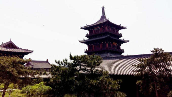 --> 603快速旅游专线到达云冈石窟景区。云冈石窟是此行唯一一个5A级景区,景区管理明显优于其他。北魏年间,太武帝拓跋焘崇道灭佛,其孙文成帝为弥补祖父罪行,始建云冈石窟,后孝文帝迁都洛阳建龙门石窟。云冈石窟依武周山而建,山麓有武周川,风景优美;武周山山体不高,所以显得地势开阔,岩石为砂砾岩。四大石窟中莫高窟擅彩绘,龙门石窟擅石刻,云冈和麦积山石窟位于前二者之间,结合彩绘与石刻。售票处没有导游也没有导游讲解机,被售票人员推荐买了一本39元的纪念册和5元的地图,地图随时翻看,纪念册并没有用。进入景区过了昙