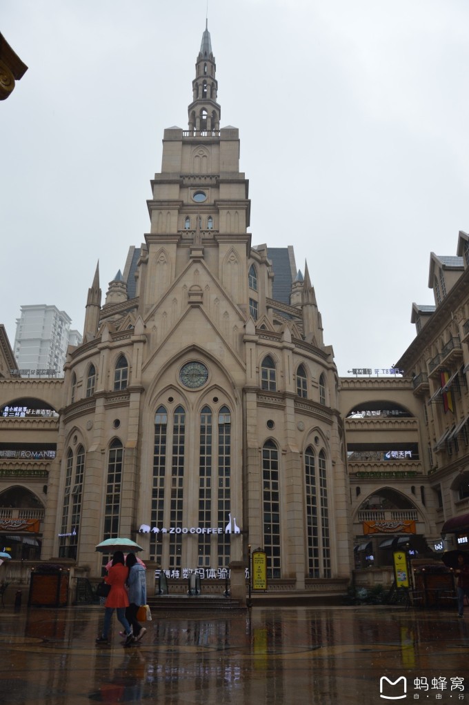 --> 今天8点起床,在酒店吃了早餐后,前往归元寺。去归元寺只是奔着数罗汉去的。 归元寺里香火很旺,很多人过来祈福,传说很灵。 位于汉阳归元寺座落在武汉市汉阳区翠微路西侧。清顺治十五年(1658年),由浙江僧人白光、主峰来此创建。取名归元, 出自佛经《楞严经》归元无二路,方便有多门。