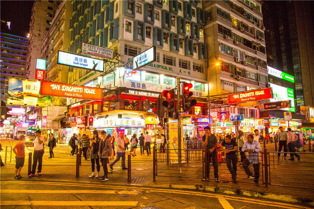 已然分不清那是哪~总体应该是在尖沙咀吧 香港街景 穿过底下通道