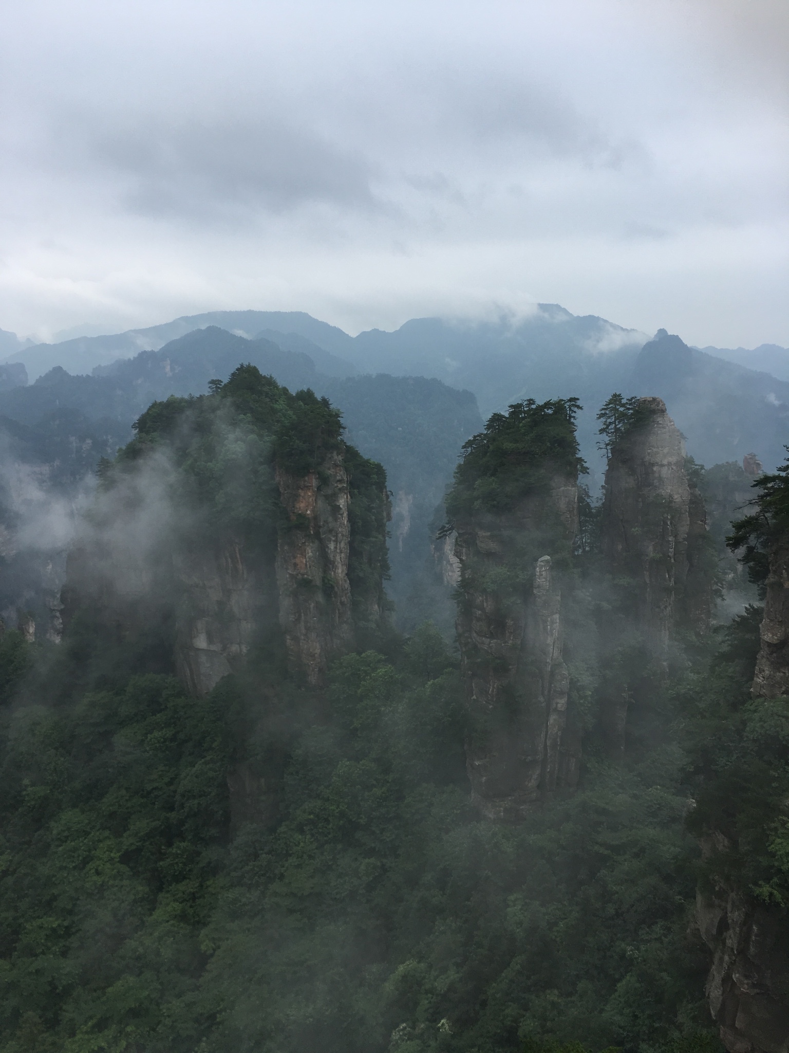 黄石寨摘星台上所取之景,刚开始雾气蒙蒙,风吹云开之后,风景就比较