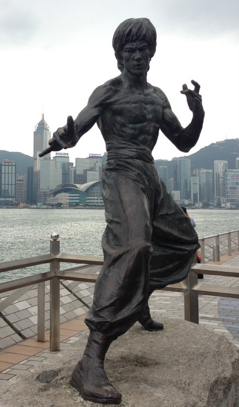 香港 有李小龙的雕像,值得去看看,李小龙雕像在星光大道上; 香港